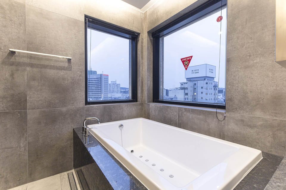 Heritage Room | Bathroom | Free toiletries, hair dryer, bathrobes, slippers