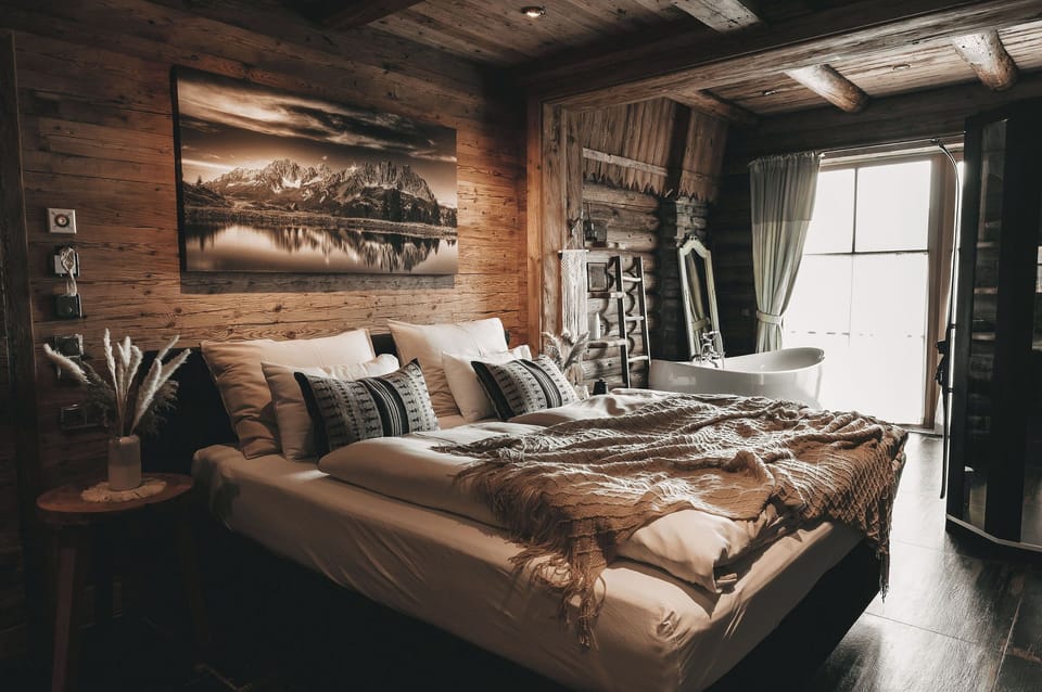Honeymoon Suite, Mountain View | In-room safe, blackout drapes, iron/ironing board, free WiFi