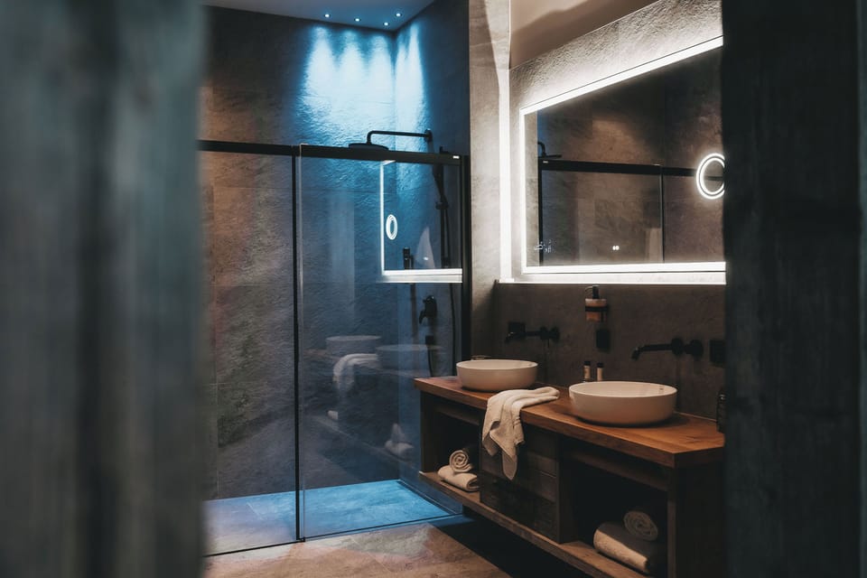 Design Room | Bathroom | Free toiletries, hair dryer, bathrobes, towels