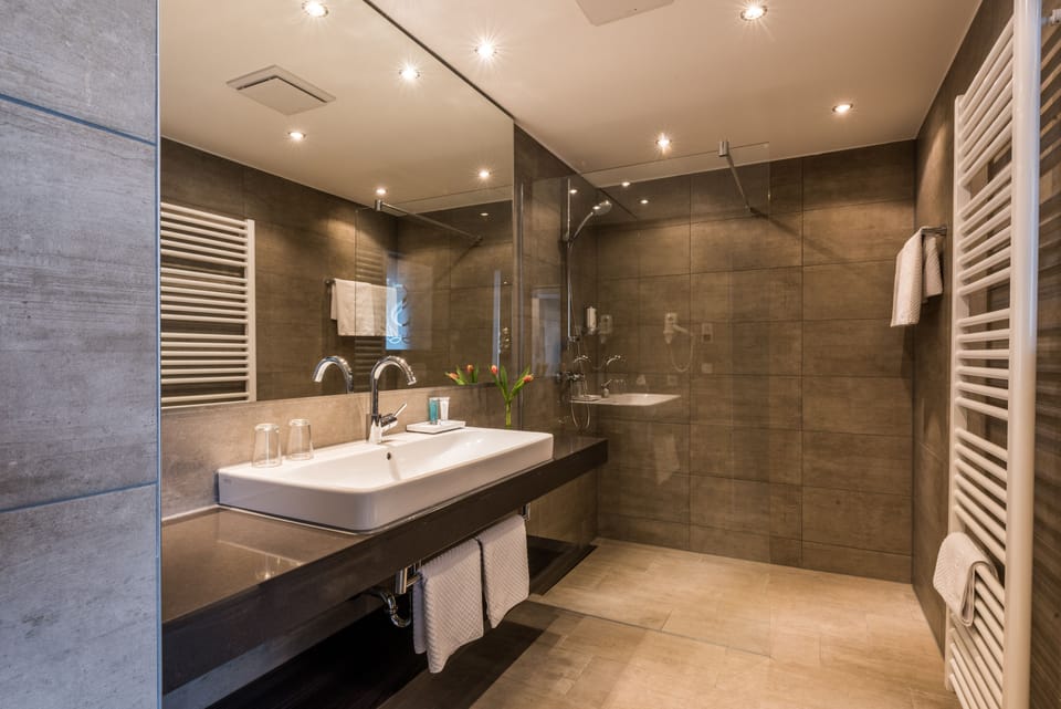 Junior Suite | Bathroom | Shower, free toiletries, hair dryer, towels