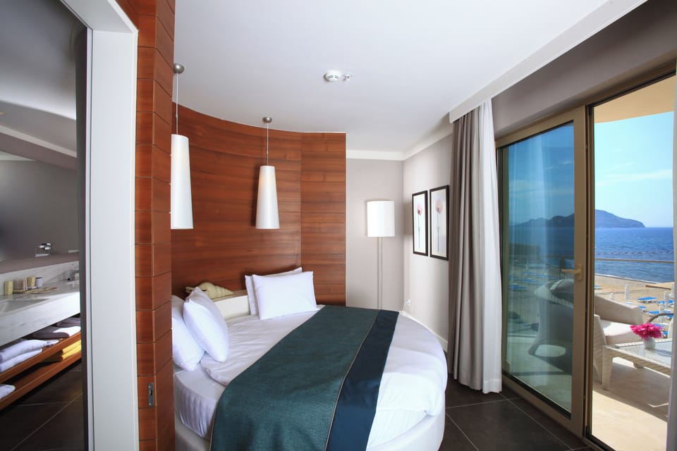 Suite Sea View | Egyptian cotton sheets, premium bedding, minibar, in-room safe