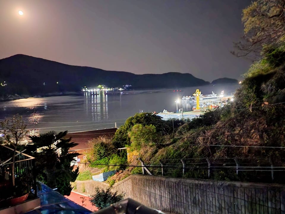 Great location near the beach and stores. Nice BBQ area with beautiful sea-view.