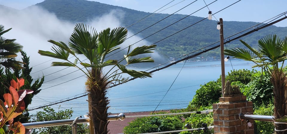 Great location near the beach and stores. Nice BBQ area with beautiful sea-view.