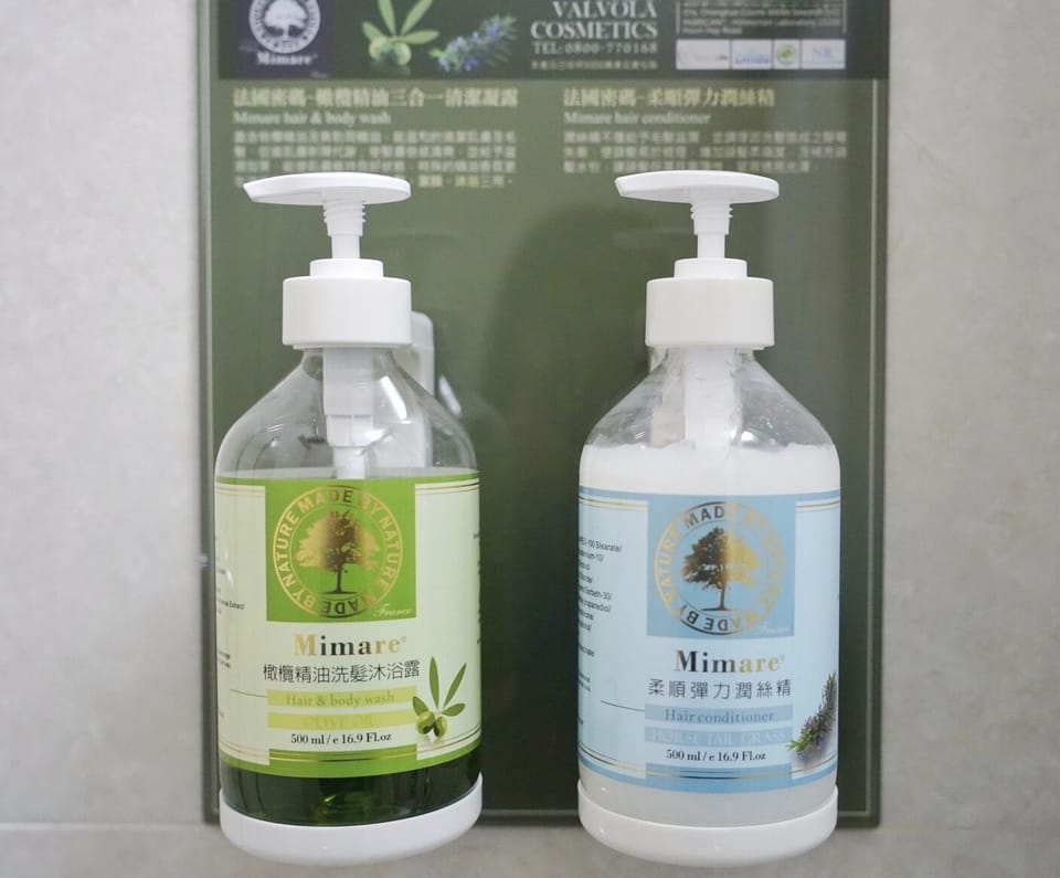 Shower, hydromassage showerhead, free toiletries, bathrobes