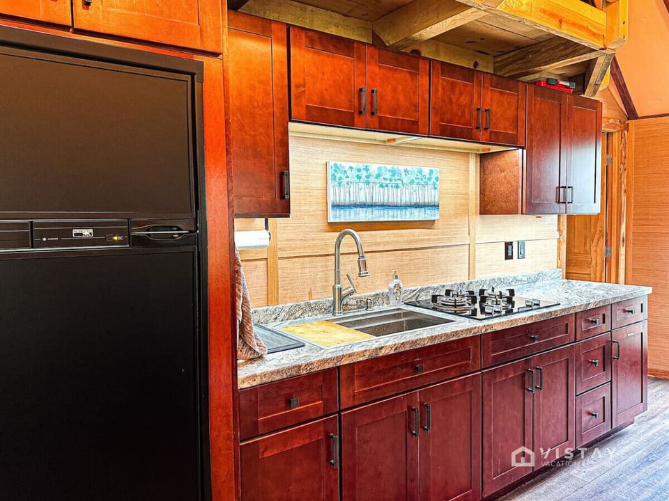 Full kitchen equipped with all cooking utensils and spices – perfect for home-cooked meals!