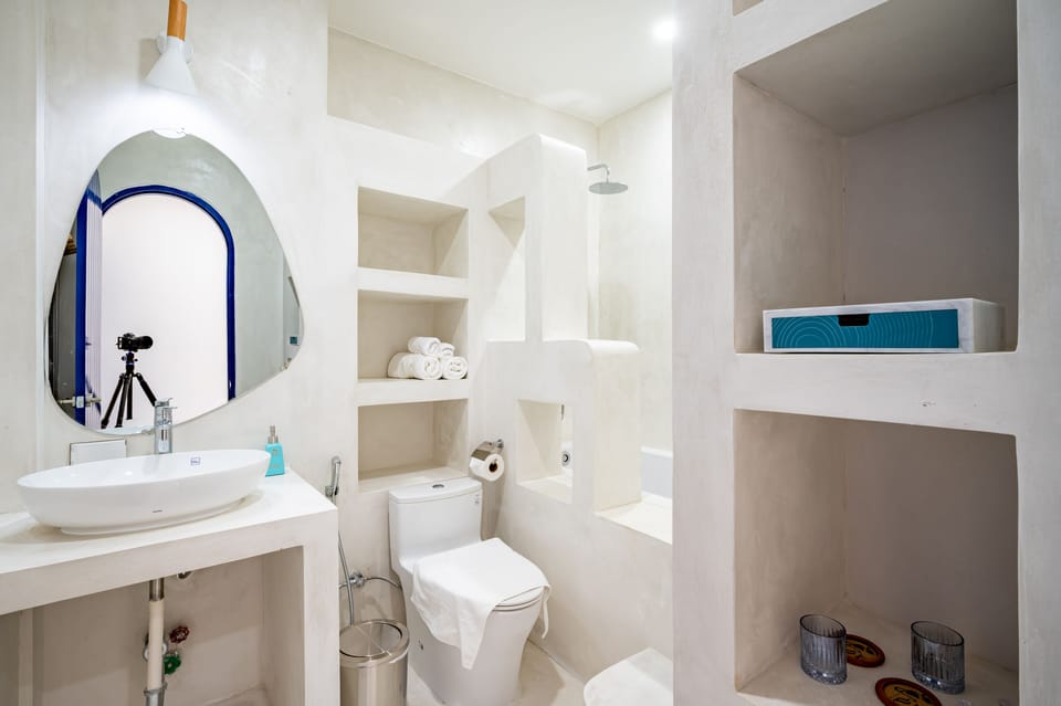 Superior Triple Room | Bathroom | Free toiletries, towels, soap, shampoo