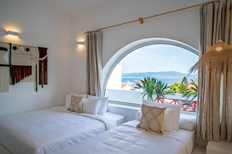 Deluxe Triple Room | Minibar, desk, WiFi (free), bed sheets