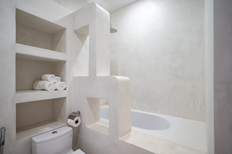 Superior Triple Room | Bathroom | Free toiletries, towels, soap, shampoo