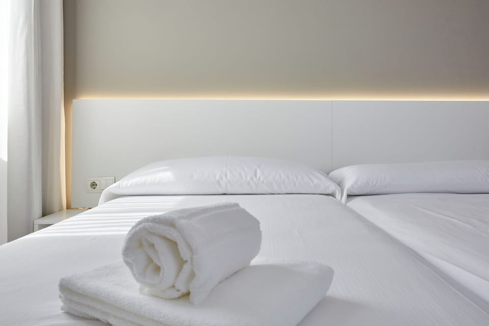 Basic Room (Port) | Desk, laptop workspace, soundproofing, free WiFi