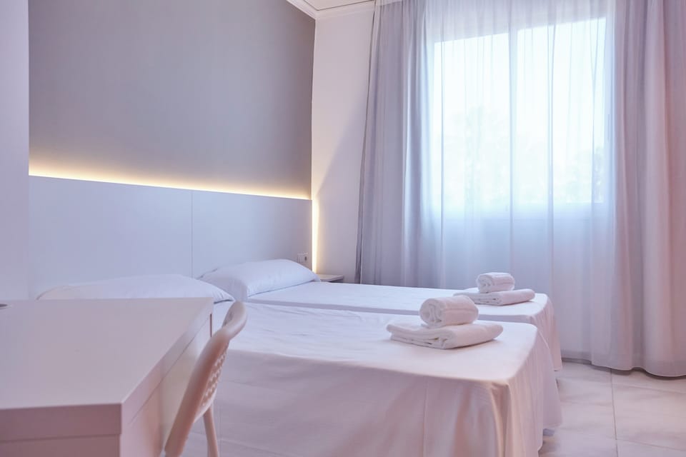 Basic Room (Parc) | Desk, laptop workspace, soundproofing, free WiFi