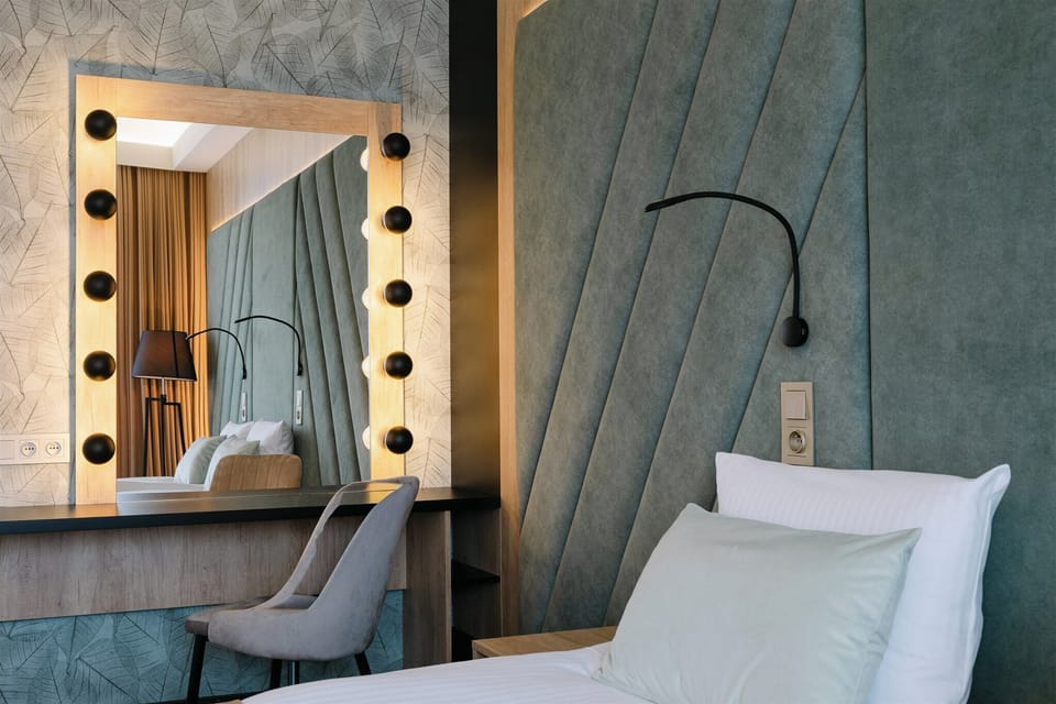 Apartament Prime Forest | Premium bedding, in-room safe, desk, laptop workspace