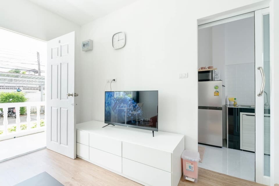 Executive Apartment | Living area | 49-inch Smart TV with digital channels, TV