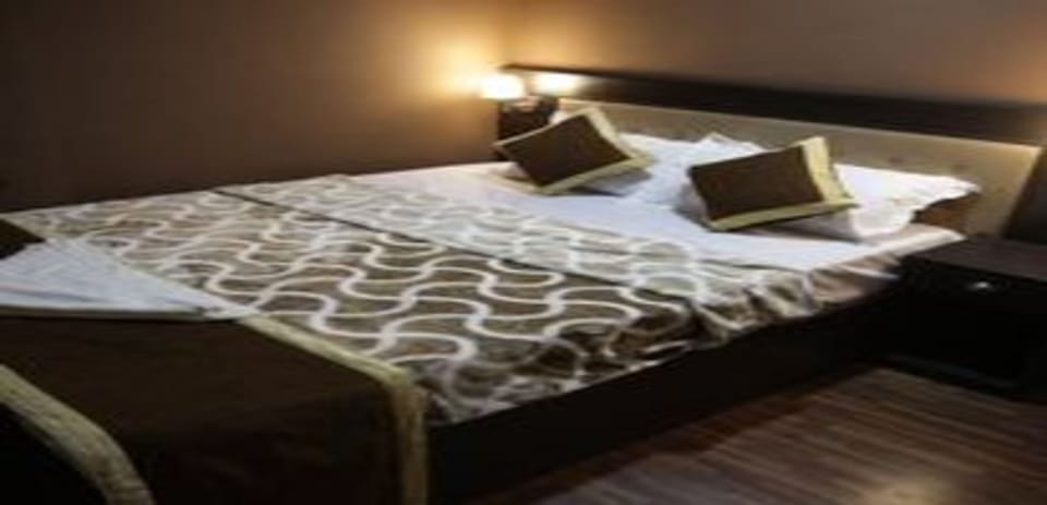 Deluxe Single Room | Free WiFi, bed sheets