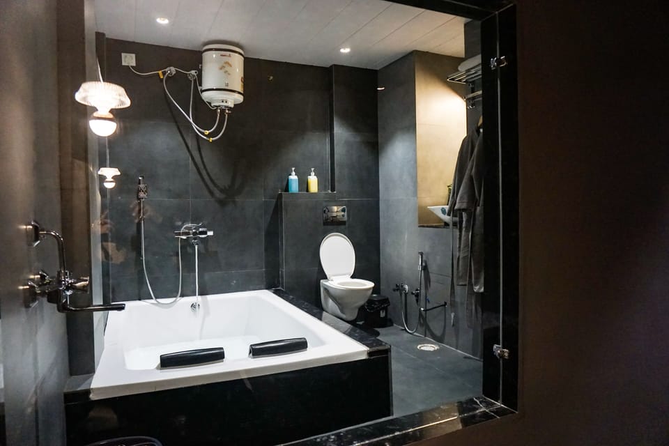 Master Suite Room (Bath Tub) | Deep soaking bathtub