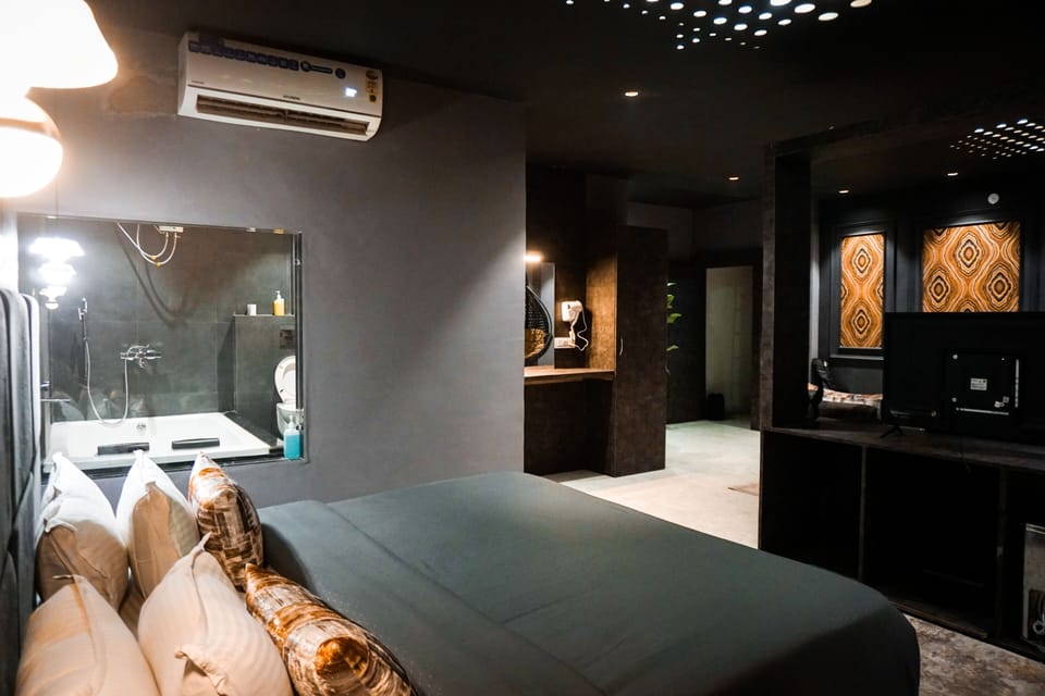 Master Suite Room (Bath Tub) | Premium bedding, down comforters, memory foam beds, in-room safe