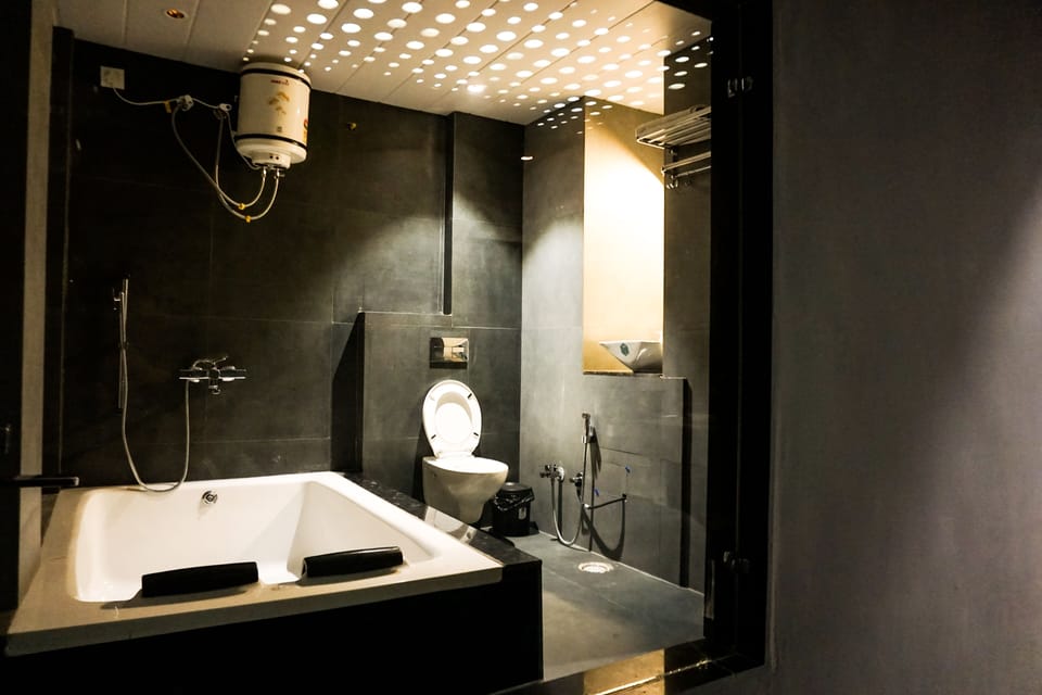 Master Suite Room (Bath Tub) | Bathroom | Free toiletries, hair dryer, bidet, towels