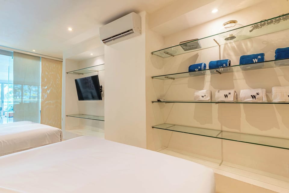 Bedroom with 2 beds, TV and A/C