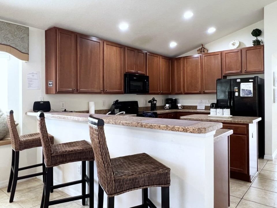 House, 4 Bedrooms | Private kitchen | Microwave, dishwasher