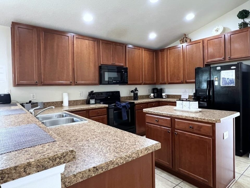House, 4 Bedrooms | Private kitchen | Microwave, dishwasher
