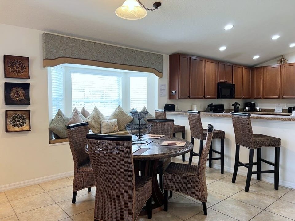 House, 4 Bedrooms | Dining