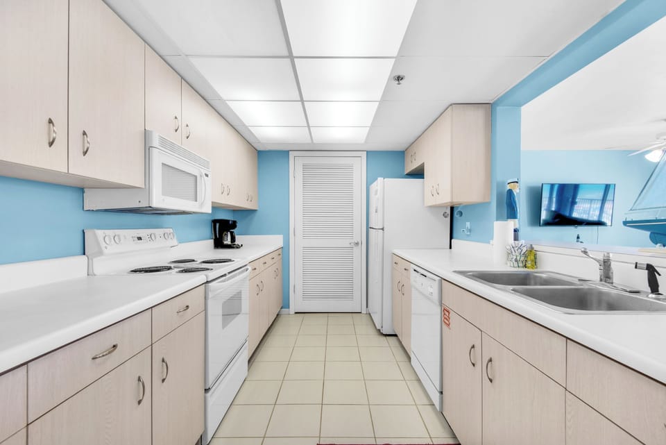 Full kitchen has everything you need