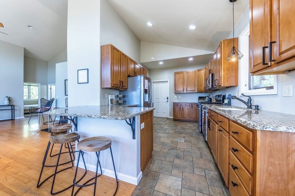 Kitchen - Open kitchen with seating for 4 by kitchen island