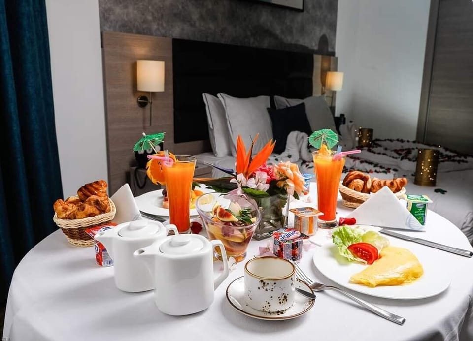 Free daily buffet breakfast