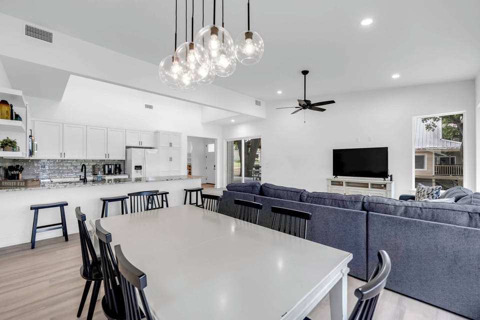 Smooth transition from living to dining