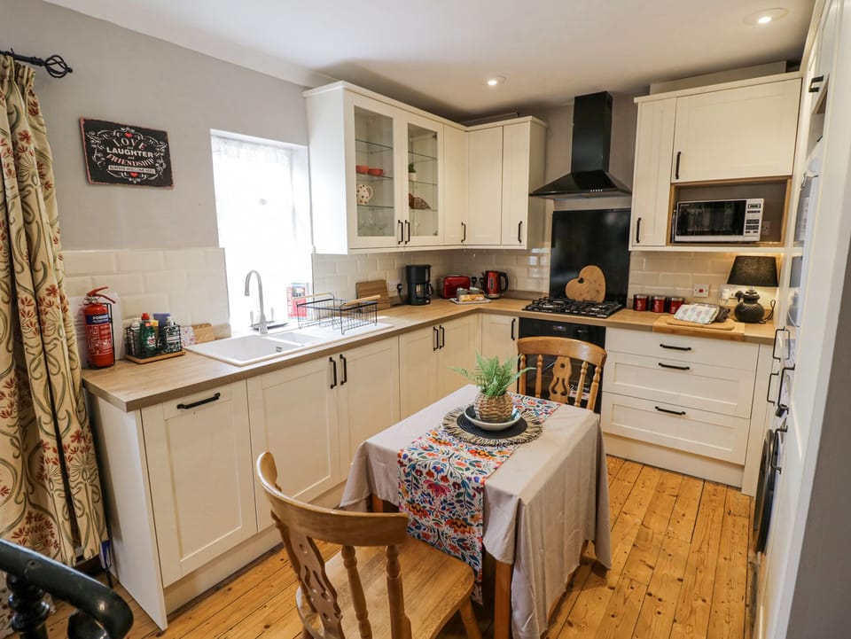 Cottage | Private kitchen | Fridge, electric kettle, toaster, cookware/dishes/utensils
