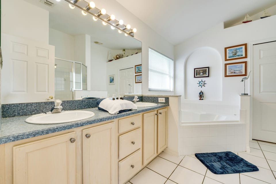 Full Bathroom | Towels Provided | Complimentary Toiletries