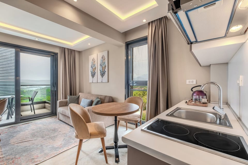 King Suit with Sea View | Minibar, in-room safe, individually decorated, individually furnished