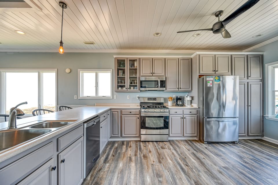 Large fully stocked kitchen with everything you need to cook meals.