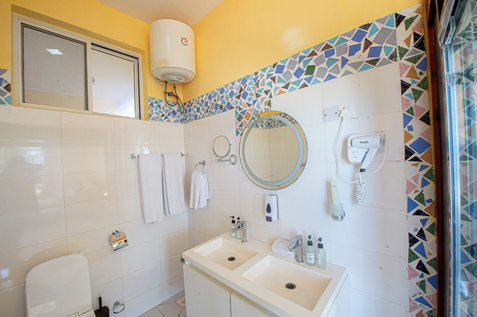 Shower, rainfall showerhead, free toiletries, hair dryer