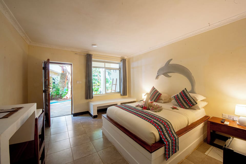 Standard Double Room | In-room safe, desk, laptop workspace, blackout drapes