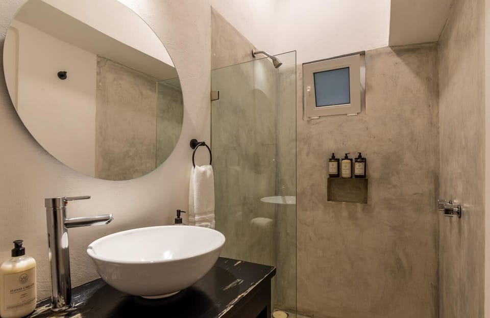 Standard Room | Bathroom | Shower, rainfall showerhead, hair dryer, towels