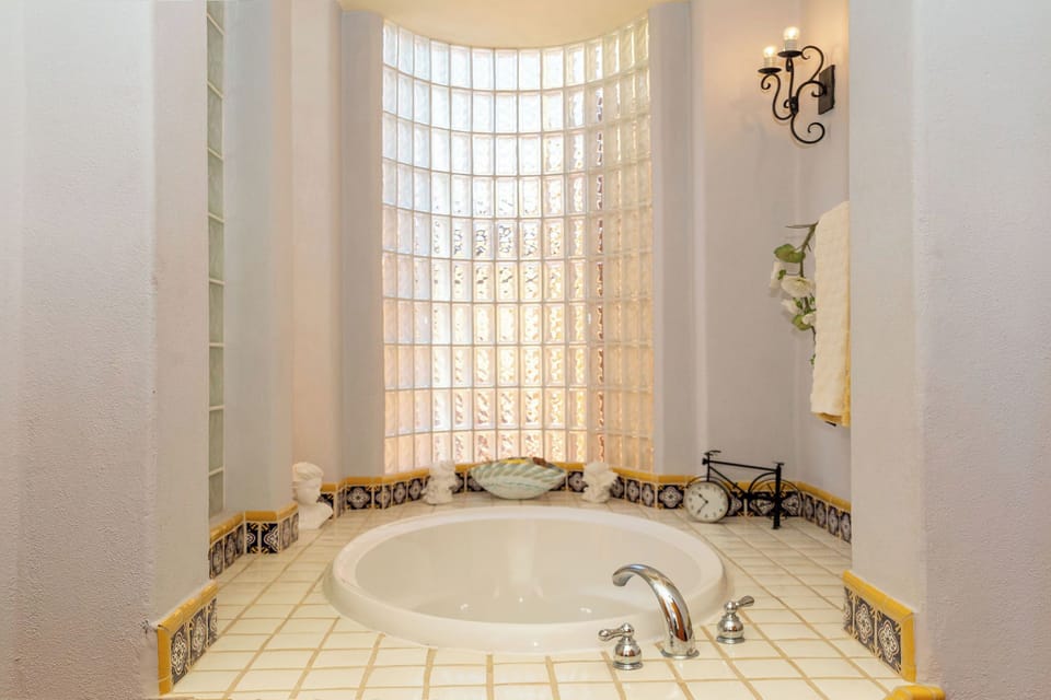 Dual sink / Vanity Mirror / Tub/