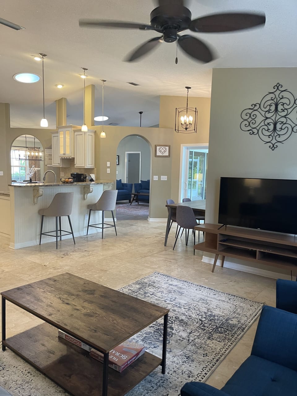 second sitting area with cable tv