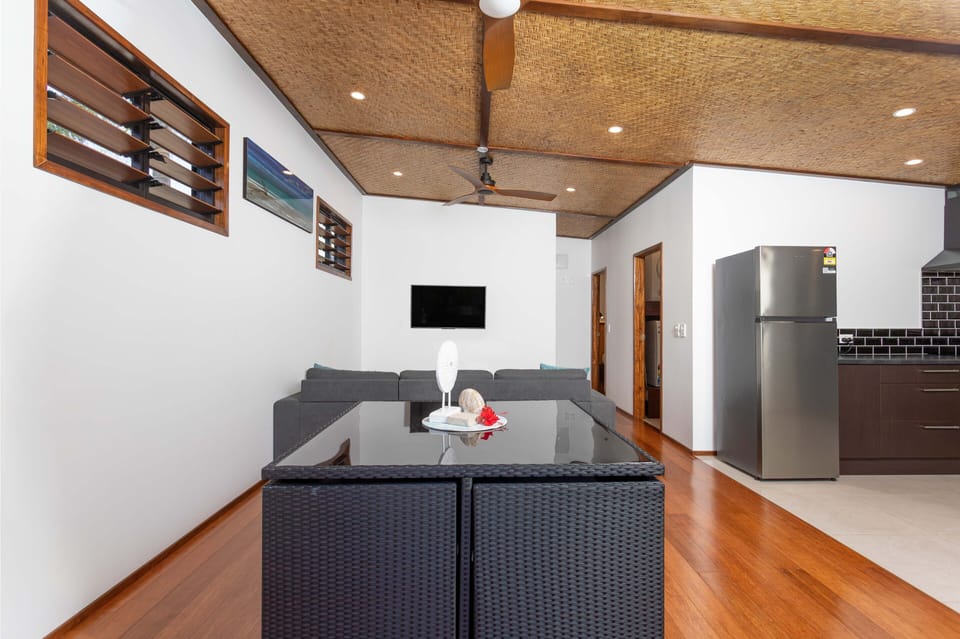 Comfort Suite | Living area | Flat-screen TV