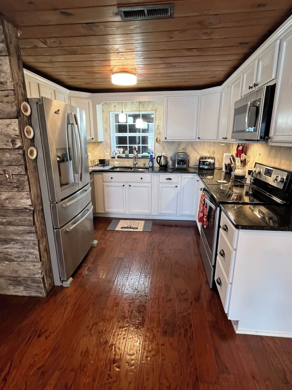Fully stocked kitchen: microwave, air fryer, toaster, ice-maker, dish-washer.