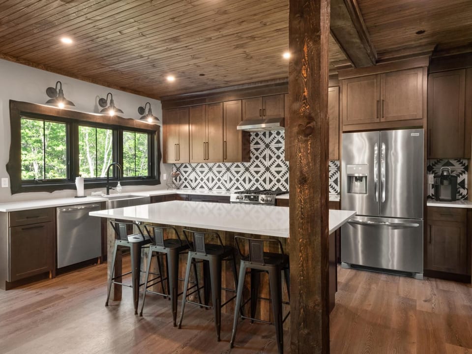 Alpine Lodge- Beautiful New Home Minutes to Swim, Hiking, Bike (1299)