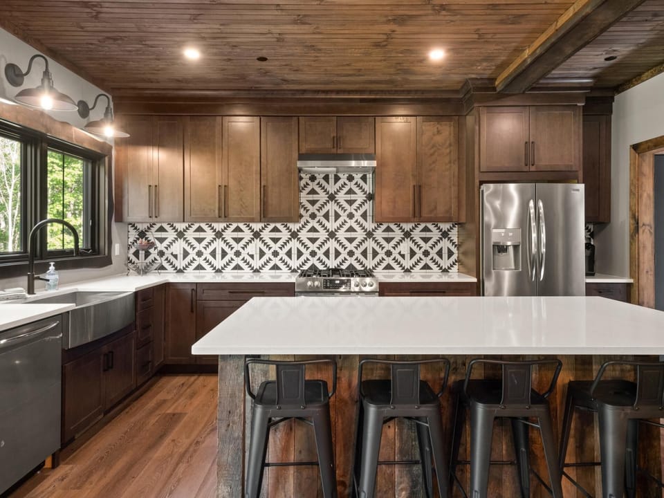 Alpine Lodge- Beautiful New Home Minutes to Swim, Hiking, Bike (1300)