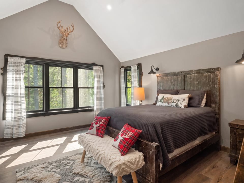 Alpine Lodge- Beautiful New Home Minutes to Swim, Hiking, Bike (1314)