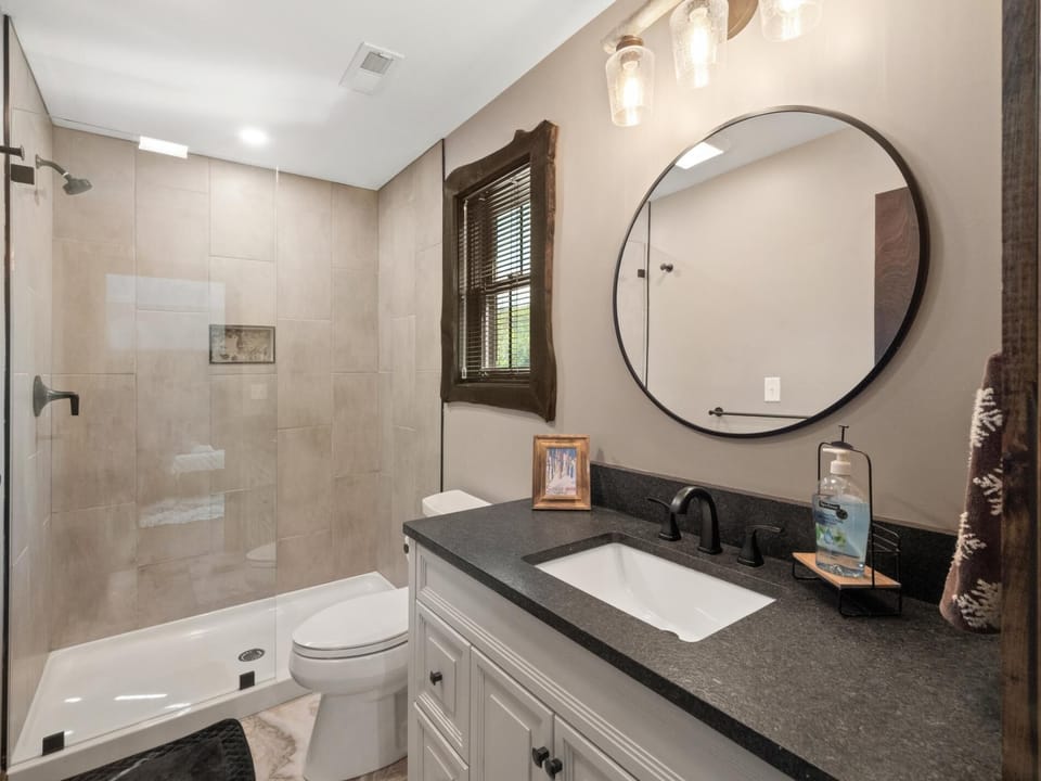 Alpine Lodge- Beautiful New Home Minutes to Swim, Hiking, Bike (1317)