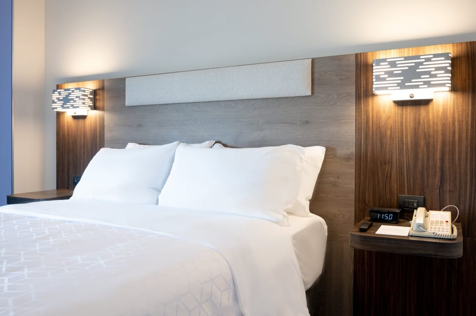 Standard Room, 1 Queen Bed | In-room safe, desk, soundproofing, cribs (free)
