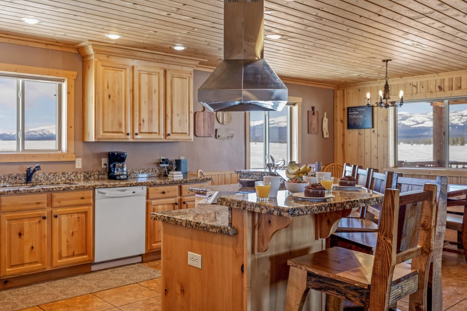 House (Multiple Bedrooms) | Private kitchen | Fridge, microwave, oven, stovetop