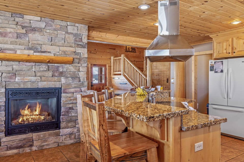 House (Multiple Bedrooms) | Private kitchen | Fridge, microwave, oven, stovetop