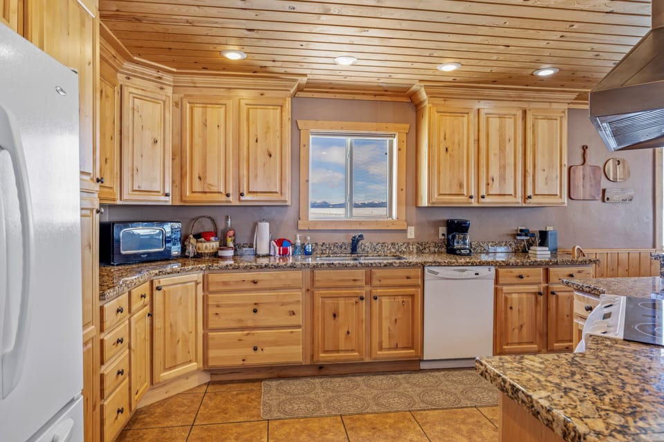 House (Multiple Bedrooms) | Private kitchen | Fridge, microwave, oven, stovetop