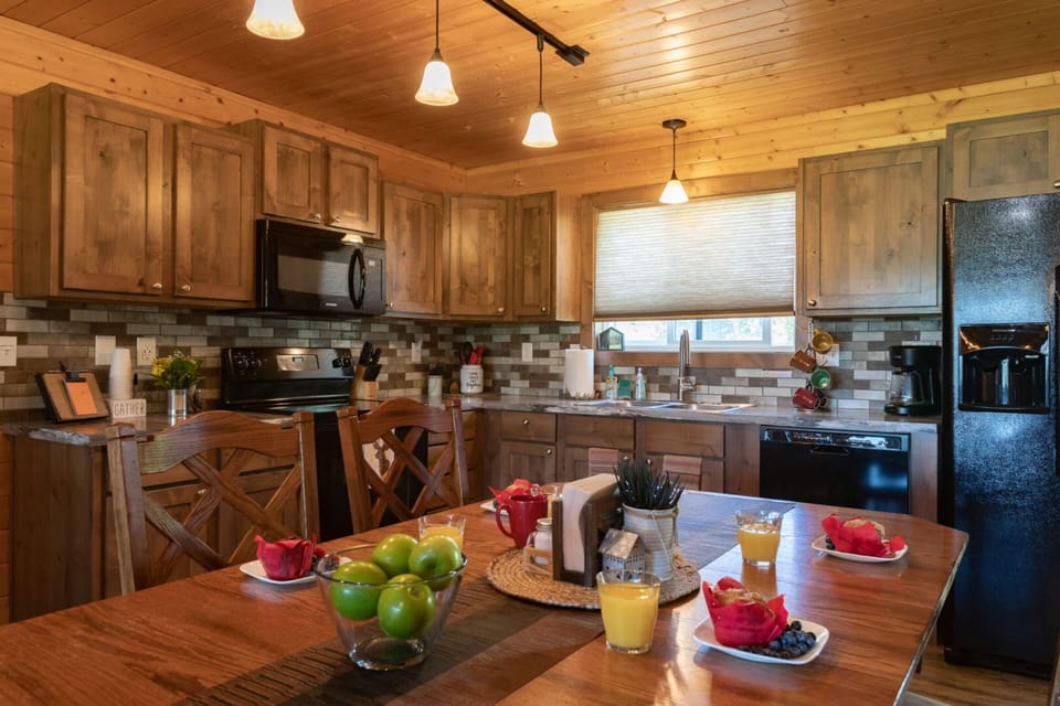 House (4 Bedrooms) | Private kitchen | Fridge, microwave, oven, stovetop