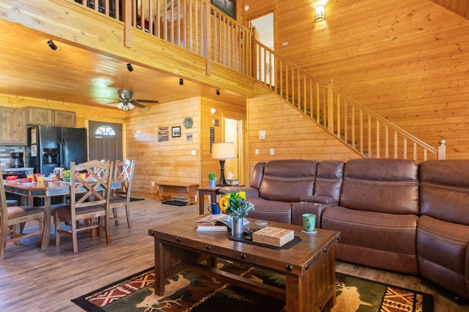 House (4 Bedrooms) | Living area