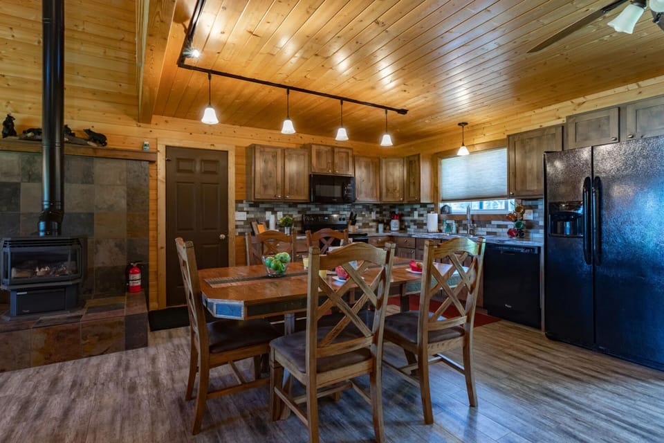 House (4 Bedrooms) | Dining room